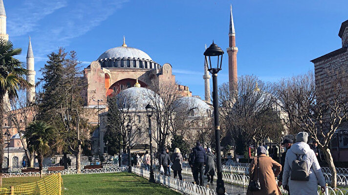 Türkiye genelinde hafta sonu uygulanan sokağa çıkma kısıtlamasından muaf olan turistler, güzel havayı fırsat bilerek Sultanahmet Meydanı'na akın etti. Her gün binlerce insanın uğrak noktası olan Sultanahmet Meydanı'nda turistler, Ayasofya Camii ve Sultanahmet Camii'ni de ziyaret etti. Genel olarak maske kullanımına dikkat edilirken zaman zaman maskeyi çene altına indiren ve kullanmayanlar da dikkat çekti.  