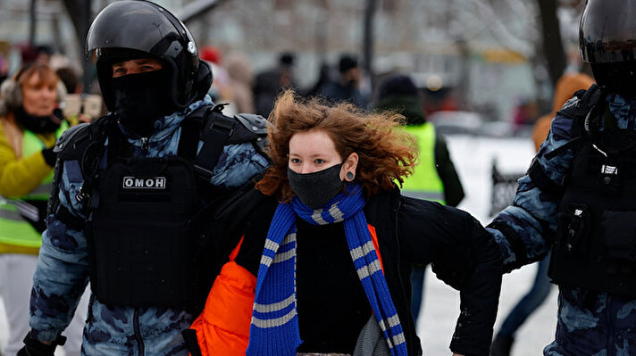 Rusya’nın çok sayıda şehrinde düzenlenen izinsiz gösterilere, polisin yoğun tedbirlerine rağmen çoğu lise ve üniversite öğrencisi binlerce kişi katılıyor.