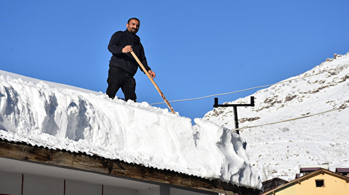 Beytüşşebap ilçesinde bir süredir etkili olan kar yağışı hayatı olumsuz etkilerken, evlerin çatılarında biriken tonlarca kar birikintileri tehlike oluşturuyor.