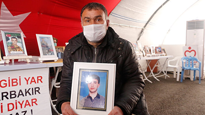 Diyarbakır'da yaşayan Mehmet Akar, 21 Ağustos 2019'da ortadan kayboldu. Akar'ın annesi Hacire Akar, 1 gün sonra HDP Diyarbakır il binası önüne geldi. Oğlunun HDP'liler tarafından dağa kaçırıldığını söyleyen anne Akar, il binası önünde oturma eylemi başlattı. Eylemin 3'üncü gününde ortaya çıkan Mehmet Akar, mahkemece ev hapsiyle cezalandırıldı. Oğluna kavuşup, eylemine son veren Hacire Akar, çocukları kayıp annelere çağrıda bulundu.