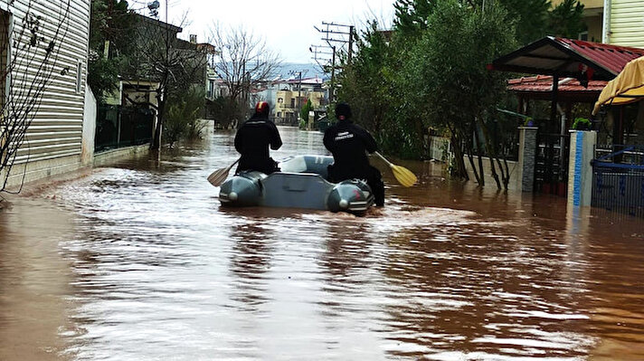 İzmir genelinde iki gündür devam eden sağanak yağış barajlarda su seviyesine olumlu etki yaparken, Menderes ilçesinde bulunan Yeniköy Sulama Göleti’nde ise doluluk oranı yüzde 100 e dayandı. 