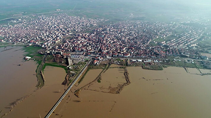 Bölgede 91 yılın en kurak dönemini yaşayan Trakya’da son günlerde etkili olan yağmur ve kar yağışlarının ardından, Edirne’deki Ergene ve Meriç nehirlerinin su seviyelerini arttırdı.