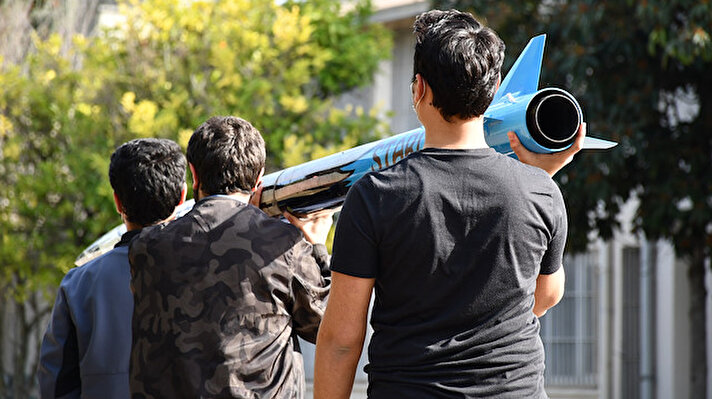 Elektrik-Elektronik ile Makine Mühendisliği bölümleri öğrencileri, uzaya roket gönderme hayallerini gerçekleştirebilmek adına 2018 yılında "1,5 Adana Roket Takımı"nı kurdu.

