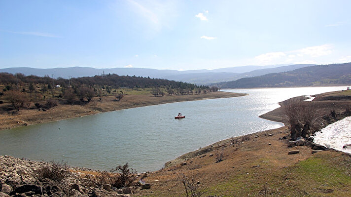 Bolu'da içme suyu kaynağı olarak kullanılan Gölköy Barajı'nda normalin altında yağış düşünce su seviyesi azaldı. 
