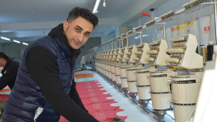 Batman'da yaşarken, 1997'de iş için İstanbul'a giden Adnan Okalin, burada yıllarca tekstil atölyelerinde çalıştı. Nakış ustası olan, evli ve 2 çocuk babası Okalin, daha sonra Sultangazi'de nakış atölyesi açtı. 