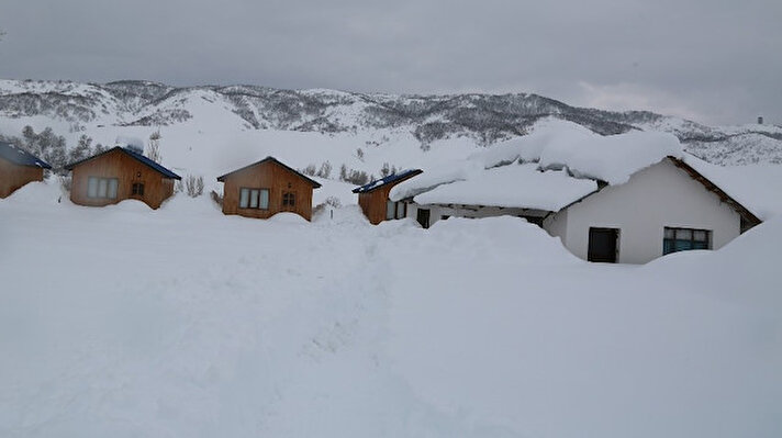 Tunceli’nin bin 280 rakımlı ve 3 bin 300 nüfuslu ilçesi Ovacık, son bir ayda yoğun kar yağışı aldı. İlçe merkezinde kar kalınlığı yer yer 2 metreyi bulurken yüksek kesimlerde 3 metreye yaklaştı. 