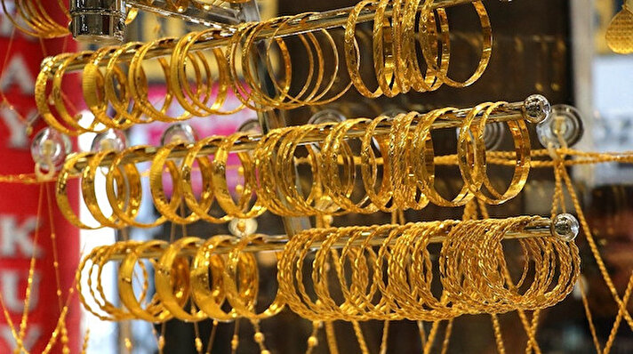 Dün dolar kuru ve altının ons fiyatındaki gerilemeye paralel değer kaybeden gram altın, günü bir önceki kapanışın yüzde 0,6 altında 422,2 liradan tamamladı.