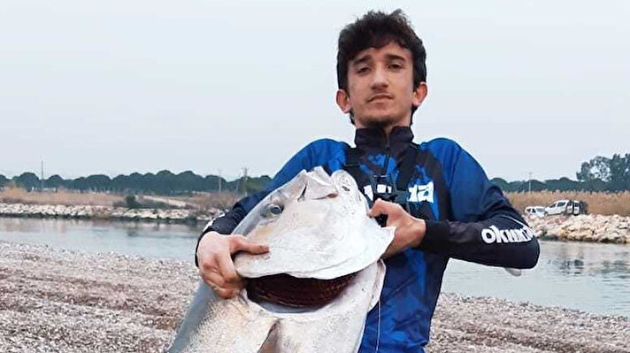 Manavgat ilçesinde avlanan Uslu'nun canlı yem sistemiyle attığı oltasına büyük bir balık vurdu. 
