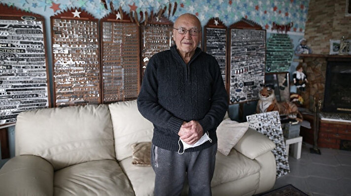 Otomobillere ayrı bir tutkusu olan 79 yaşındaki Süleyman Şahin, araçların logo ve modellerine ait amblemleri biriktirmeye başladı. 1980 senesinden bu yana topladığı amblemlerle ilginç bir koleksiyona imza atan Şahin, ayrıca topladığı ampullerle de dikkat çekiyor. 