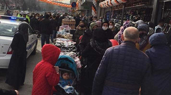 Sincan ilçesi Ankara ilçesi üzerinde bulunan bir züccaciye mağazasının açılışı vatandaşların yoğun ilgisine neden oldu.