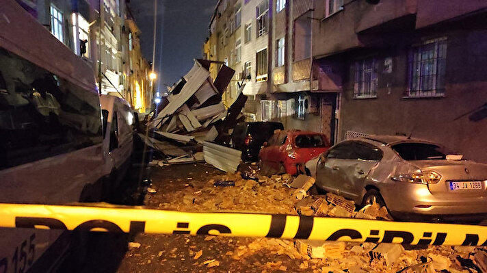 Meteoroloji Genel Müdürlüğü tarafından İstanbul için yapılan fırtına uyarısı, akşam saatlerinden itibaren etkili oldu. 