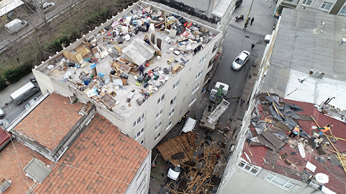 Dün akşam saatlerinde İstanbul'da etkili olan fırtına nedeniyle birçok ilçede binaların çatıları uçtu. 
