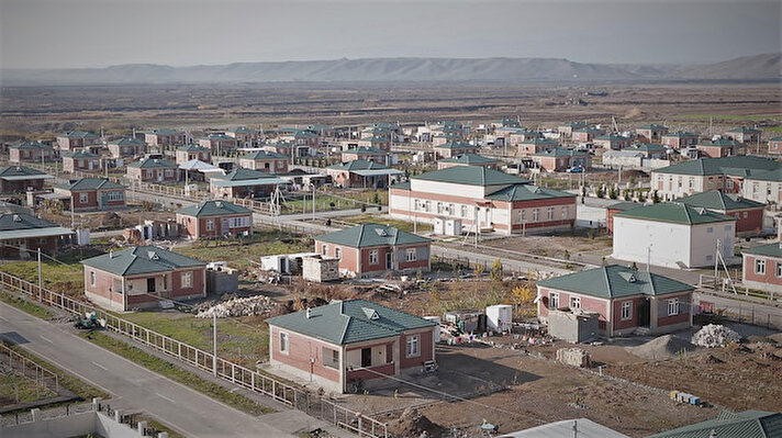 
Yaklaşık 30 yıl işgal altında bulunan topraklarını geçen yıl başlattığı askeri harekatla kurtaran Azerbaycan'ı, gelecek yıllarda yeni yerleşim birimlerinin inşa edileceği, altyapı ve üstyapı projelerinin gerçekleştirileceği bir dönem bekliyor.

Azerbaycan'ın işgalden kurtardığı topraklardaki yerleşim birimlerinin büyük çoğunluğu, sadece taşlardan ibaret "hayalet şehir"leri andırıyor. Ağdam, Fuzuli, Cebrayıl, Zengilan gibi kentlerde işgal döneminde büyük tahribat yaşanmış durumda.