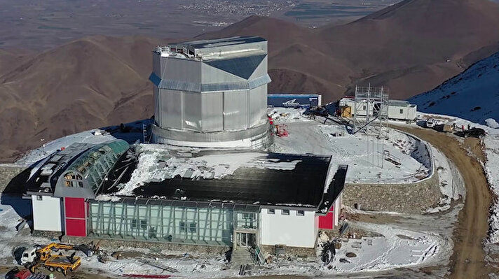 Erzurum'daki 3 bin 170 rakımlı Konaklı Karakaya Tepeleri'nde, 2012 yılında yapımına başlanan DAG'ın büyük bölümü tamamlandı. Türkiye'nin 2023 vizyon projeleri arasında yer alan DAG ile ilgili Cumhurbaşkanı Erdoğan, Milli Uzay Tanıtım Programı'nda yaptığı konuşmada değerlendirmede bulundu.
