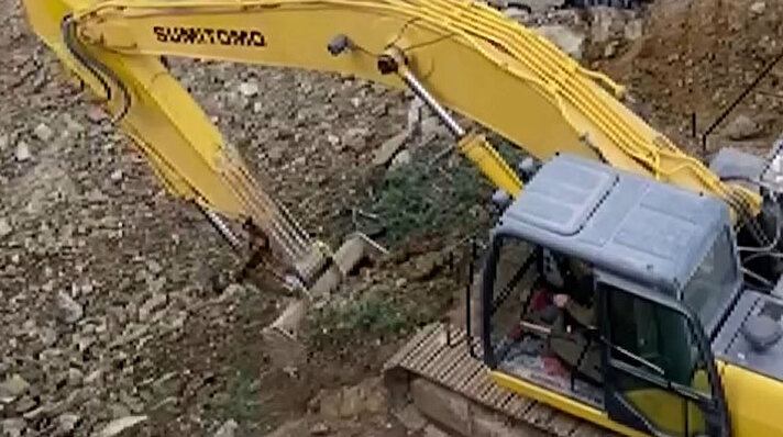 Maltepe, İdealtepe Mahallesi’nde bir inşaat alanının önünde bulunan 70 yıllık ağaç iddiaya göre, inşaat çalışanları tarafından önce kesildi daha sonra ise toprağın altına gömüldü. 