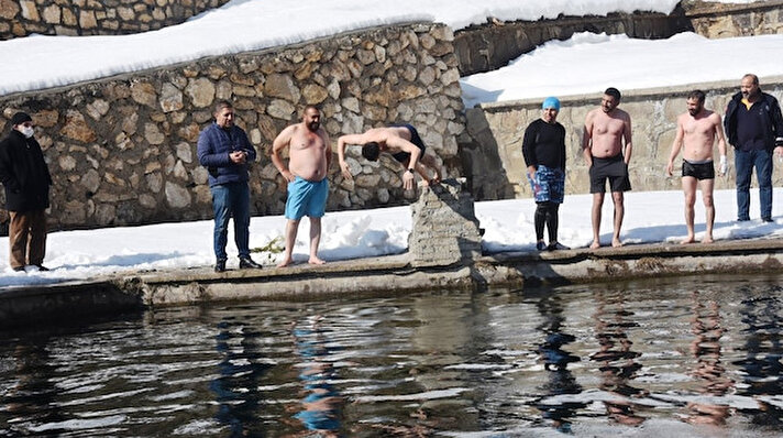 Bitlis-Mutki yolu üzerinde bulunan doğal havuz niteliğindeki Altınkalbur’da yüzme etkinliğine katılanlar, önce soğuk suya girerek yüzdü, daha sonra da sıcak çay içerek ısınmaya çalıştı. Etkinliği düzenleyen Beş Minare Akademi Derneği Başkanı Serdar Durer, Altınkalbur’a dikkat çekmek istediklerini belirterek, sağlıklı yaşamak için bu yıl 5’incisini düzenledikleri yüzme etkinliğine katılanlara teşekkür etti. 
