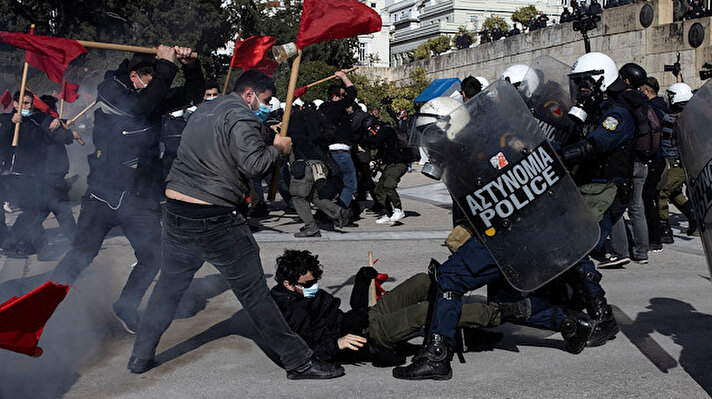 
Yunanistan'ın başkenti Atina'da üniversite öğrencileri, hükümetin eğitim sisteminde yapmayı planladığı değişiklikleri protesto etti. Binlerce öğrenci Atina sokaklarında yürüdü, slogan attı.
