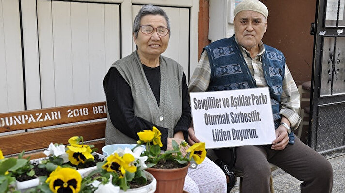  Memduh-Mücella Çetin çifti, 55 yıllık evlilik hayatlarında karşılaştıkları bütün zorluklara beraber göğüs gerdi. 15 yıl önce felç geçirerek fiziksel sorun ve konuşma bozukluğu yaşayan eşiyle yıllar boyunca ilgilenen Memduh Çetin, onun rahat etmesi için elinden geleni yaptı. Doktorların tedavi sürecinde güneş ışınlarından yararlanması gerektiğini belirtmesi üzerine harekete geçen 78 yaşındaki Çetin, evinin önünde bulunan kaldırımı düzenleyerek adeta sokağa yeni bir yüz ve yaşam alanına çevirdi. Onlarca ağaç ve çiçeğe her gün gözü gibi bakan Çetin, sokaktan geçen herkesin takdirini alıyor. İlerlemiş yaşına rağmen eşi için yaptığı alanda bulunan onlarca ağacı da bir çocuk edasında her gün sulayıp bakıyor. “Sevgililer ve Âşıklar Parkı” adını verdiği alana birçok çiçek ve ağaç türü yerleştiren Çetin, belediyeden aldığı banklar sayesinde isteyen herkesin oturarak vakit geçirmesini sağlıyor. 