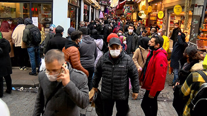 Koronavirüs tedbirleri kapsamında uygulanacak olan sokağa çıkma kısıtlamasına saatler kala Eminönü'nde yoğunluk yaşandı. Kısıtlama öncesi alışveriş yapmak isteyen vatandaşlar buradaki dükkanlara geldi.