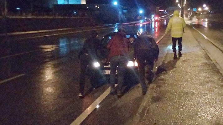 Gece yarısı etkisini gösteren şiddetli sağanak yağış Malkara ilçesinde yolları göle çevirdi.