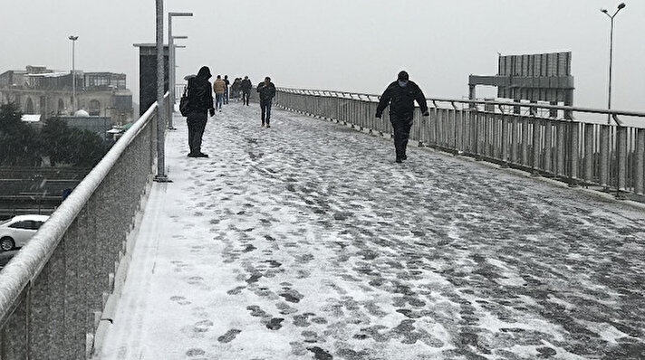 Bir süredir mevsim normallerinin üzerinde yaşanan sıcaklıkların düştüğü kentte, kar yağışı başladı.

