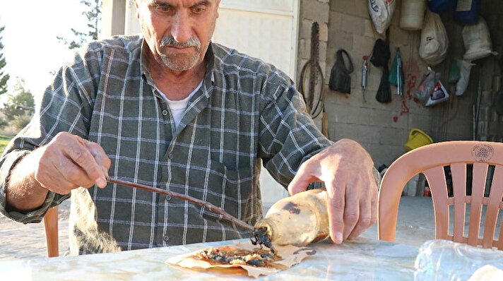 Gaziantepli 68 yaşındaki Mehmet Bozkurt 21 yıldır topladığı farklı ırk ve türden akrepleri zeytin yağı bulunan şişelerde saklıyor. Bu şişelerde akrebin zehrini sağan ve zeytin yağı ile karıştıran bozkurt, yüzyıllardır kullanılan bir yöntem ile akrep sokmaları vakalarında şifa umudu oluyor. Akrebin soktuğu bölgenin çevresine panzehiri uygulayan Bozkurt, zehirlenmeleri 30 dakikada iyileştiriyor.

