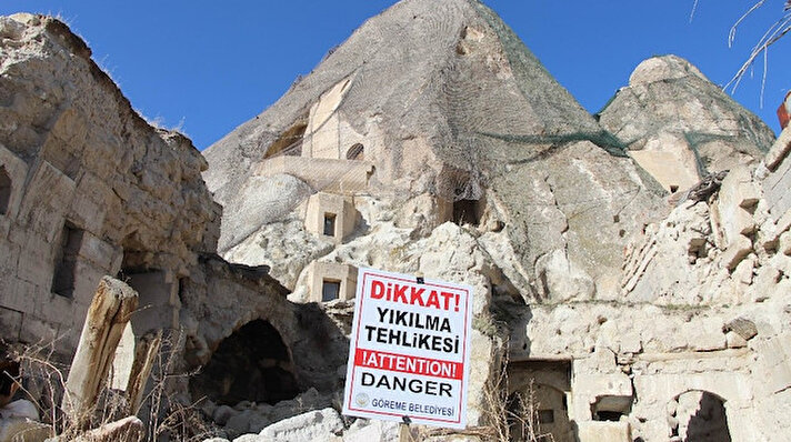 Her yıl milyonlarca turistin ziyaret ettiği Türkiye'nin önemli turizm merkezlerinden Kapadokya bölgesinde bulunan peribacaları yıkılıyor.