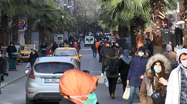 İstanbul'da sokağa çıkma kısıtlamasında bazı cadde ve meydanlardaki kalabalık dikkat çekti. 
