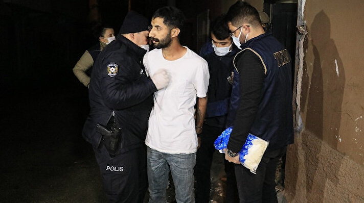 Adana Cumhuriyet Başsavcılığı, terör örgütü PKK/KCK adına yasa dışı korsan gösteriye katılan, polislere molotoflu saldırı düzenleyen ve Abdullah Öcalan’ın yakalanmasının sözde yıl dönümü nedeniyle sokakta eylem yapacağı tespit edilen 30 kişi hakkında gözaltı kararı verdi.