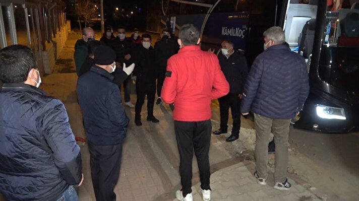 Balışeyh İlçe Jandarma Komutanlığı ekipleri, Kırıkkale-Samsun kara yolu üzerinde yeni tip koronavirüs (Kovid-19) tedbirleri kapsamında yaptıkları denetimler sırasında Resul Özdemir idaresindeki 08 DD 900 plakalı yolcu otobüsünü durdurdu.