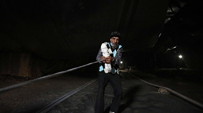 Kılınçoğlu Mahallesi'ndeki mağaralarda çalışan ustalar, fabrikalardan temin ettikleri atık ipliklerle ilerleyen teknolojiye rağmen mağaranın nemli ortamında, el yapımı tezgahlarda kendir üretiyor. 