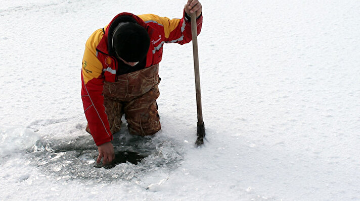 Dondurucu soğukların etkili olduğu Bayburt'ta, dünyanın en hızlı akan ırmakları arasında yer alan Çoruh Nehri'nin yüzeyi kısmen buzla kaplandı.