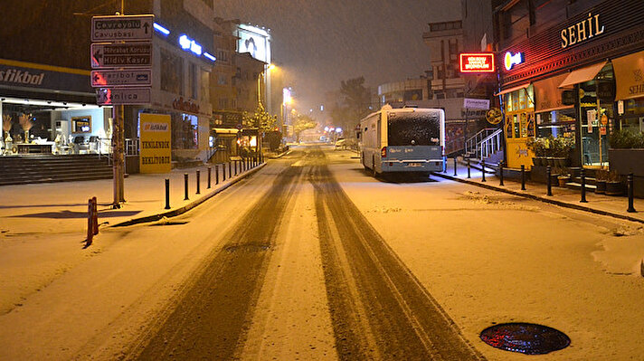 Avrupa Yakası'nda başta Beylikdüzü, Esenyurt, Arnavutköy olmak üzere birçok bölgede kar yağışı devam ediyor.
