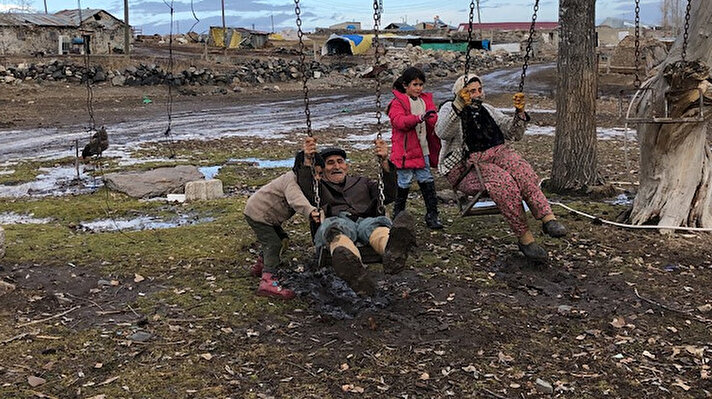 Nigar- Yaşar Akkurt çifti, Selim ilçesine bağlı Benliahmet köyünde 9 çocuk, 16 torunlarıyla birlikte yaşıyor. Torunlarıyla bolca vakit geçiren örnek aile zaman zaman birlikte salıncakta sallanıyor.