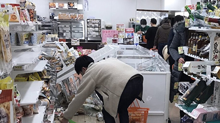 Dün Japonya’yı vuran 7.3 büyüklüğündeki depremin bilançosu netleşmeye başladı. Merkez üssü Fukushima eyaleti olan ve yerel saatle 23.07’de meydana gelen deprem nedeniyle çoğu Fukushima ve Miyagi eyaletlerinde olmak üzere 124 kişinin yaralandığı bildirildi.  <br> <br>