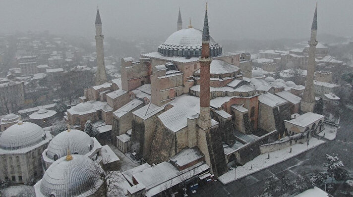 İstanbul'da dün akşam saatlerinden itibaren etkili olan kar yağışı kentin birçok alanını beyaza bürüdü. Etkisini hala sürdüren kar yağışı, Sultanahmet Camii, Ayasofya ve Topkapı Sarayı'nın üzerini beyaz örtü ile kapladı. Beyaz gelinliğini giyen tarihi yarımada havadan görüntülendi. Beyaz örtü ile kaplanan tarihi yarımada kartpostallık görüntüler oluşturdu. Kar etkisini arttırarak devam ederken, görüş mesafesi de düştü.