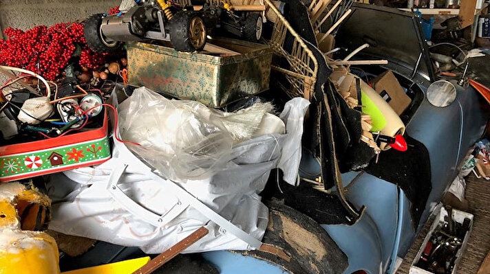 Charterhouse müzayede evi tarafından İngiltere’de Dorset bölgesinde 20 yıldır bir garajda bekletilen 1960 model MG MGA spor otomobil çöp yığının altında bulundu. 