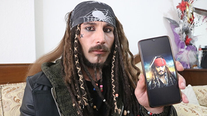 Sivas’ta yaşayan 30 yaşındaki İbrahim Atalay’ın hayatı 7 yıl önce arkadaşının kendisini Karayip Korsanları filmindeki Jack Sparrow karakterine benzetmesiyle değişti. 