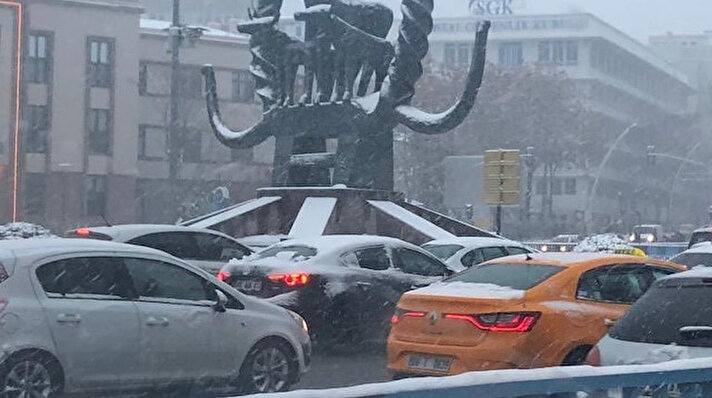 Ankara Valiliği, kent genelinde devam eden kar yağışı nedeniyle zorunlu haller dışında özel araçlarla trafiğe çıkmama çağrısında bulundu. 