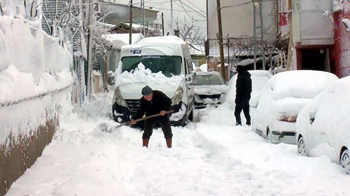 İstanbul'da etkili olan kar yağışı nedeniyle bazı ilçelerde ara sokaklar kapandı. Meteoroloji Genel Müdürlüğü tarafından yapılan uyarıların ardından ana arterlerde kar küreme ekipleri tarafından tuzla çalışmalarıyla sorun yaşanmazken, ara sokaklar karla kaplandı. İşe gitmek için evden çıkan vatandaşlar kendi imkanlarıyla yolları açtı.