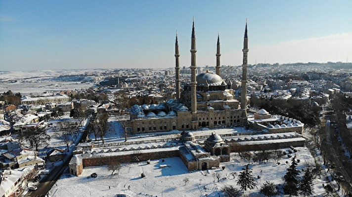 Osmanlı'nın kadim başkenti, sultanlar şehri Edirne beyaz gelinliğini giydi.