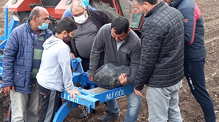 Ceyhan ilçesinin kırsal Hamdilli Mahallesi’nde çiftçilik yapan Aykut Gökşen, tarlasını sürerken tarım aletine kaya parçası takıldı. Gökşen, futbol topu büyüklüğündeki taşı çıkardı. Taşın ağırlığından ve parlak olmasından şüphelenen Gökşen, onu alıp evine götürdü.