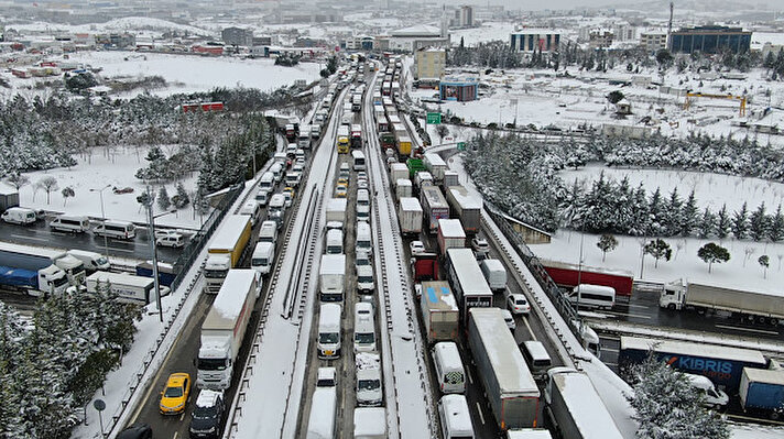 İstanbul'da zaman zaman tipi şeklinde etkili olan kar yağışı sürücülere zor anlar yaşatıyor. TEM Otoyolu Gebze mevkiinde etkili olan kar yağışı nedeniyle uzun araç kuyrukları oluştu. 