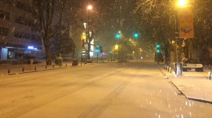 İstanbul’da etkisini gösteren kar yağışı bu gece de etkisini sürdürüyor. 