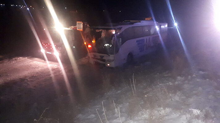 ​Kaza, saat 03.30 sıralarında Konya- Adana karayolu Karapınar yakınlarında meydana geldi.