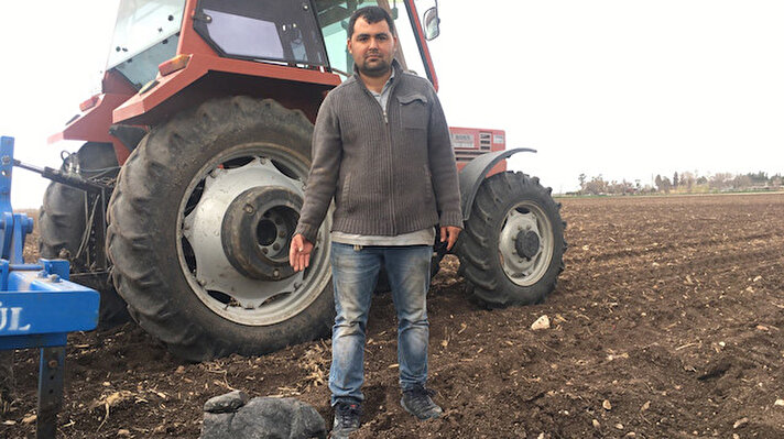 Adana'da çiftçilik yapan Aykut Gökşen, tarlasını sürerken tarım aletine kaya parçası takıldı. 