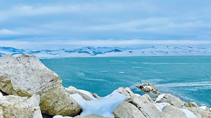 Ağrı’da etkili olan soğuk havalar nedeniyle kentte bulunan Yazıcı Barajı kısmen buz tuttu. 