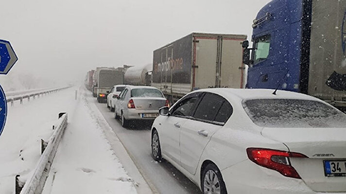 Sabah saatlerinde başlayan yoğun kar yağışı ve tipi sebebiyle Bursa Balıkesir yolunda sürücüler zor anlar yaşadı. 