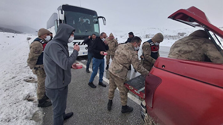 Erzincan-Sivas kara yolunun Kızıldağ mevkisinde etkili olan kar yağışı ve tipi nedeniyle çok sayıda sürücü araçlarıyla ilerleyemeyince yolda mahsur kaldı.

