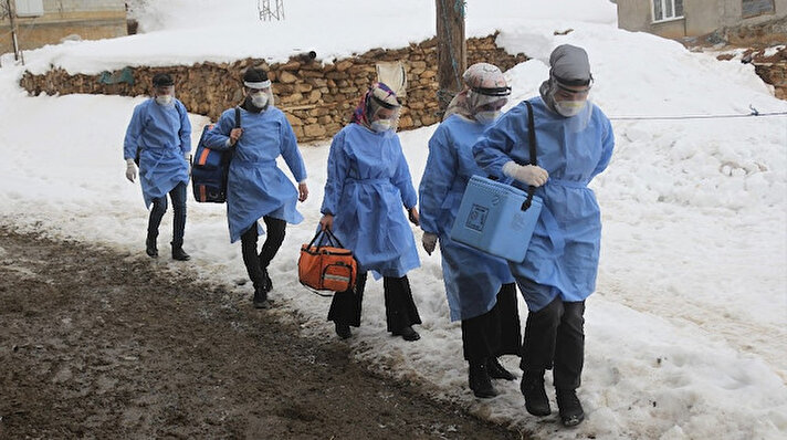 Van’da koronavirüsle mücadele kapsamında aşı çalışması yürüten sağlık ekipleri, olumsuz hava koşullarında dahi kırsaldaki 65 yaş grubu vatandaşlara ulaşarak CoronaVac aşısı yapıyor.
